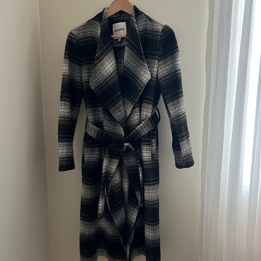 BB DAKOTA Black and White Plaid Belted jacket